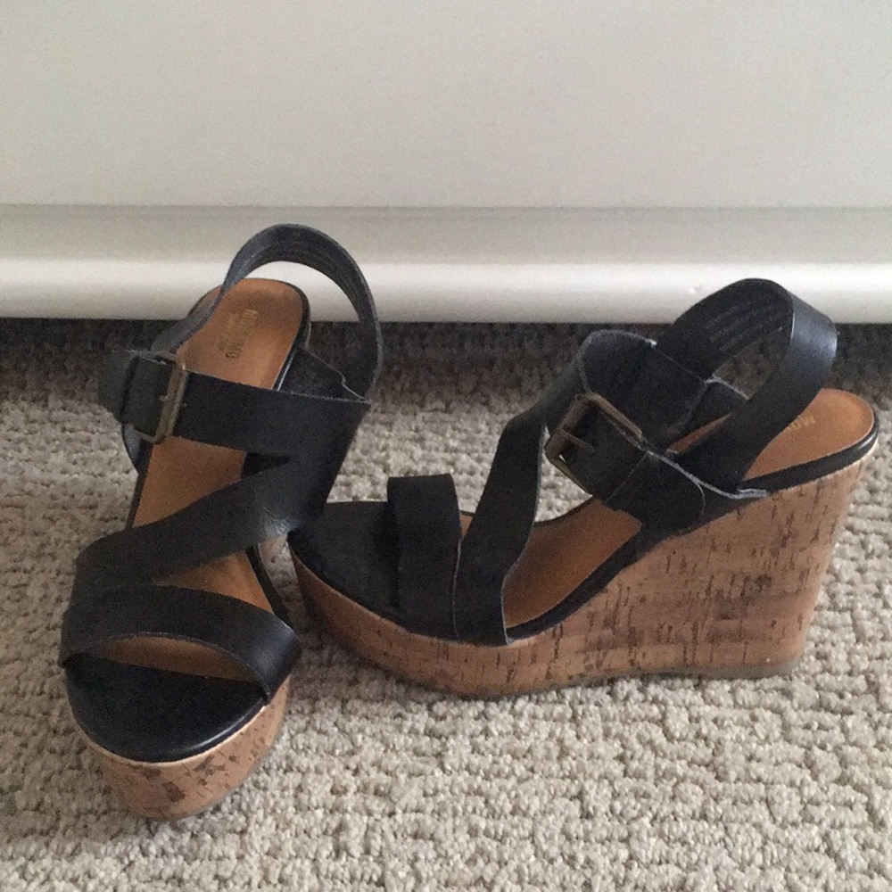 Black wedges